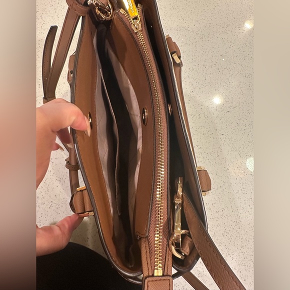 MICHAEL KORS LYNN Vanilla LG EW
Satchel Purse - Picture 6 of 14